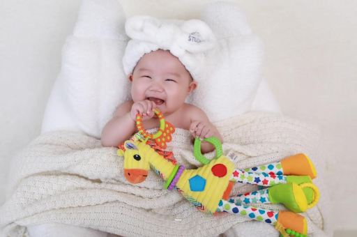 白沙三个月宝宝正确抱姿